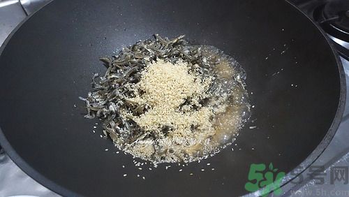 小魚干怎么炒好吃？蜜汁小魚干的做法