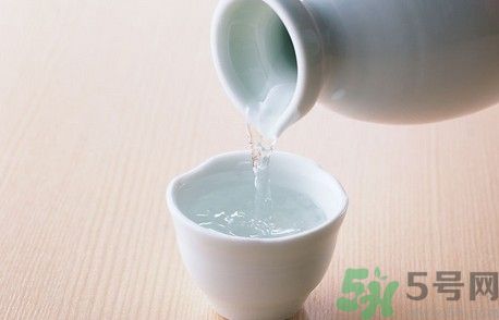 白酒能代替料酒做菜嗎？白酒可以用來做菜嗎？