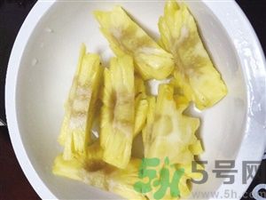 菠蘿里面發(fā)黑是為什么？發(fā)黑的菠蘿能吃嗎？