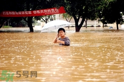 在雨水中走路容易得什么病？在雨水中走路有什么危害？