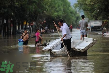 在雨水中走路容易得什么?。吭谟晁凶呗酚惺裁次：?？