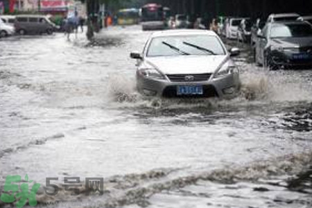 路面雨水多深車輛不宜通行？車輛在雨水中行駛要注意什么？