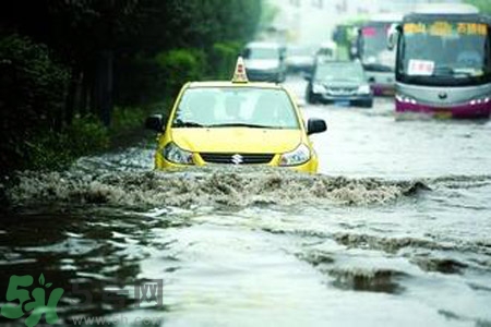 路面雨水多深車輛不宜通行？車輛在雨水中行駛要注意什么？