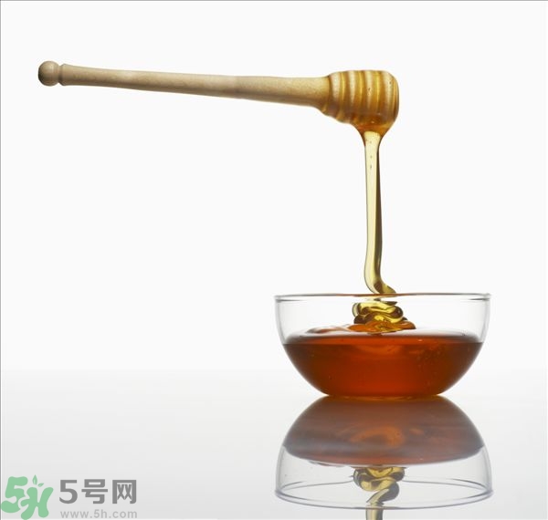 蜂蜜放久了有酒味是怎么回事？蜂蜜有酒味還能喝嗎？