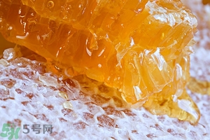 蜂蜜放久了有酒味是怎么回事？蜂蜜有酒味還能喝嗎？