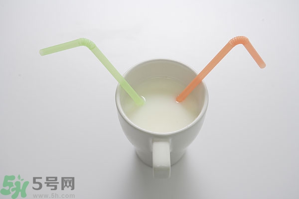 羊奶和牛奶哪個營養(yǎng)高?牛奶與羊奶哪個營養(yǎng)更好？