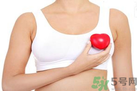 女性乳腺增生的原因是什么？乳腺增生的癥狀有哪些？