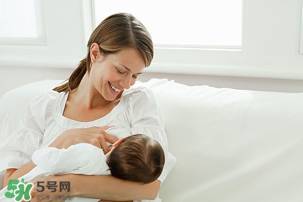 母乳常溫下可以保存多久 母乳喂養(yǎng)的正確姿勢