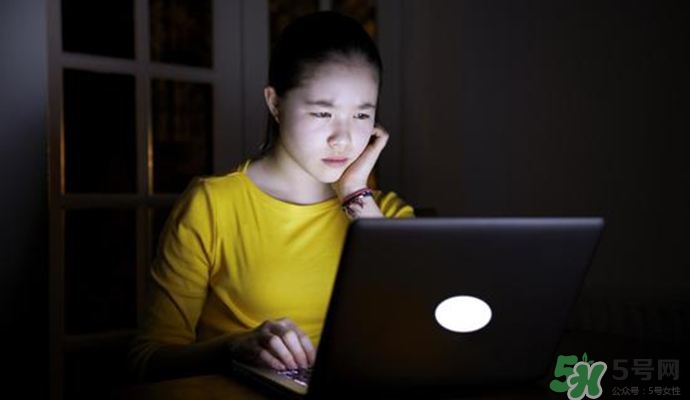 女人熬夜吃什么好？女人熬夜的危害有多大