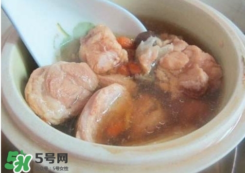 鱷魚肉燉湯要去皮嗎？鱷魚肉煲湯新鮮的好還是干的好