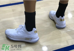 under armour curry 4 low低幫版白金配色上腳怎么樣？