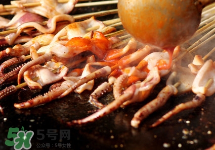 鐵板魷魚有營養(yǎng)嗎？鐵板魷魚對身體有害嗎