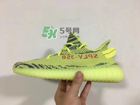 adidas yeezy boost 350 v2黃斑馬是夜光的嗎？