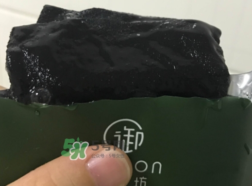 御泥坊水潤茶萃微囊黑面膜怎么用？