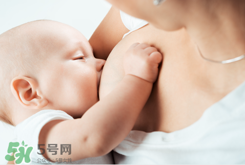 母乳喂養(yǎng)胸部會變形嗎？如何避免產(chǎn)后乳房變形？