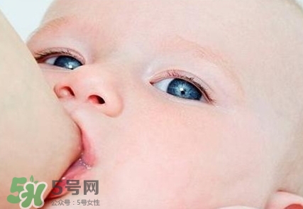 母乳喂養(yǎng)的寶寶大便怎樣正常？母乳喂養(yǎng)的寶寶需要補(bǔ)鈣嗎？