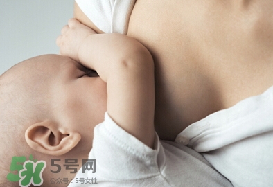 母乳喂養(yǎng)胸部會變形嗎？如何避免產(chǎn)后乳房變形？