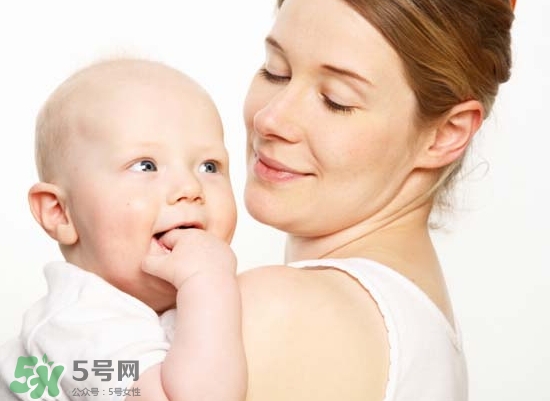 母乳喂養(yǎng)胸部會變形嗎？如何避免產(chǎn)后乳房變形？