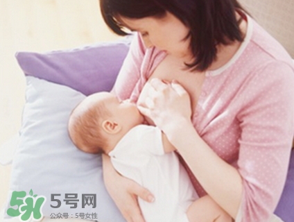 母乳喂養(yǎng)的寶寶大便怎樣正常？母乳喂養(yǎng)的寶寶需要補(bǔ)鈣嗎？