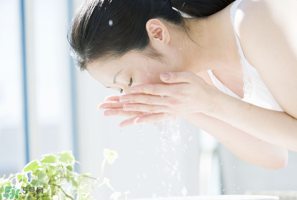 抬頭紋太重怎么辦？撫平抬頭紋只需這幾招