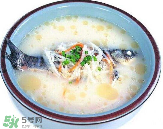 鯽魚湯里可以放什么菜最好？鯽魚燉湯放什么菜？