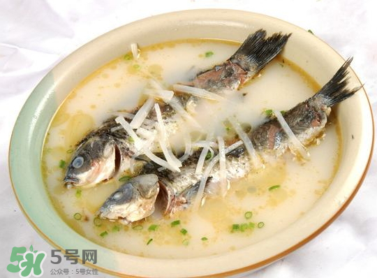 鯽魚湯里可以放什么菜最好？鯽魚燉湯放什么菜？