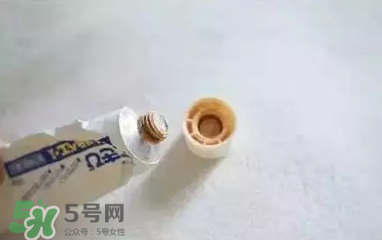 白兔暗瘡膏還是獅王祛痘膏好？?jī)煽铎疃划a(chǎn)品對(duì)比