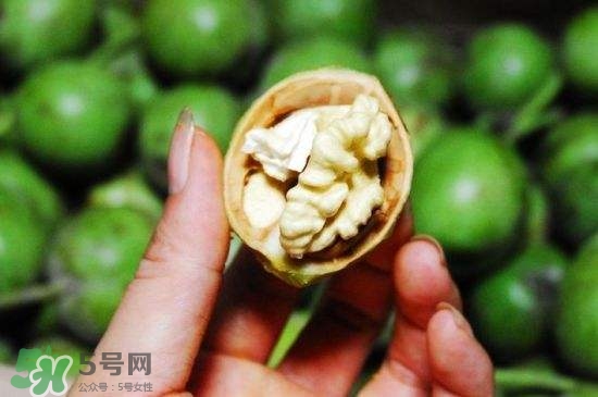 新鮮核桃要?jiǎng)兤?？剝皮時(shí)手變黑怎么清洗？