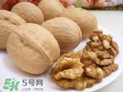 吃核桃對(duì)頭發(fā)有什么好處？為什么吃核桃對(duì)頭發(fā)生長有好處？