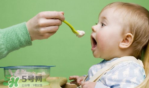 母乳寶寶幾個月添加輔食？母乳寶寶添加輔食的時間介紹