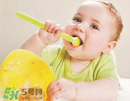 母乳寶寶幾個月添加輔食？母乳寶寶添加輔食的時間介紹