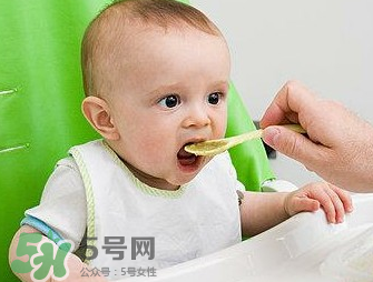 母乳寶寶幾個月添加輔食？母乳寶寶添加輔食的時間介紹