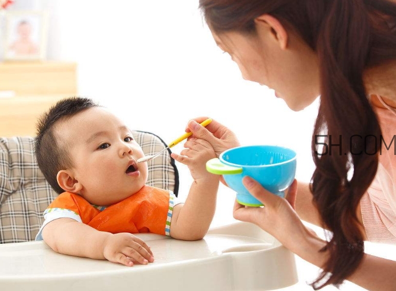 寶寶多大可以自己吃飯？如何讓寶寶愛上吃飯？