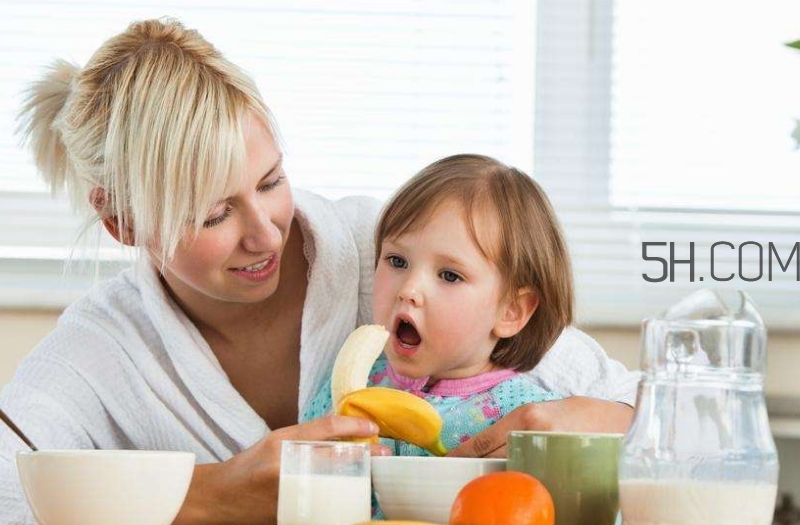 寶寶多大可以自己吃飯？如何讓寶寶愛上吃飯？