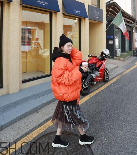 棉服配裙子好看嗎？棉衣配什么裙子好？