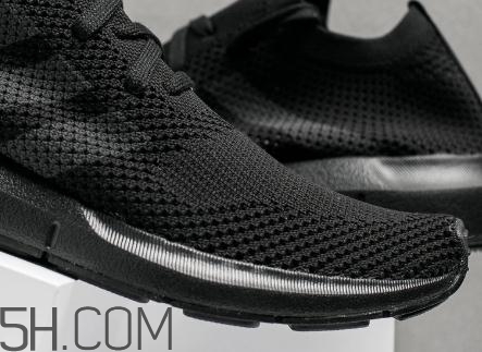 adidas swift run triple black配色在哪買_多少錢？