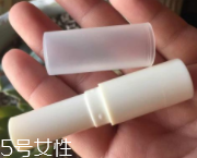 潤唇膏要怎么清潔？用前刮掉一層