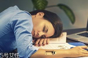 熬夜長膘什么原因？疲勞使人食欲大開