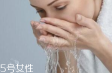 潔面乳和洗面奶是一種產(chǎn)品嗎？洗面奶適合干皮