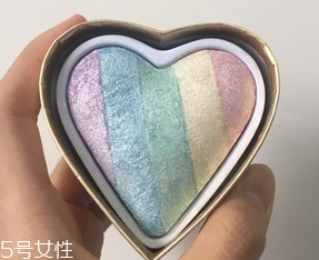 makeup revolution心形腮紅好用嗎？微閃蜜桃色彩