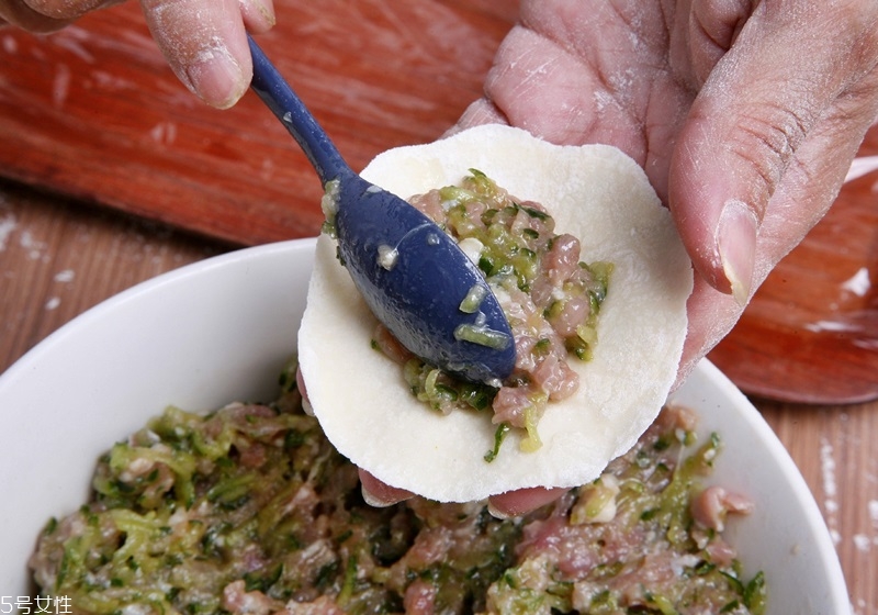 餃子皮怎么做好吃 餃子皮中間厚邊緣薄