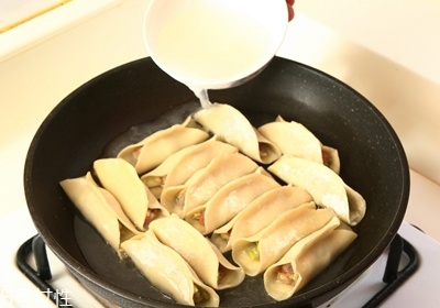 鍋貼怎么做才香脆好吃 外皮酥脆內(nèi)餡爆汁