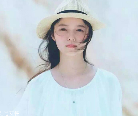 鹽系女生怎樣穿搭？清新無(wú)公害的鄰家女孩