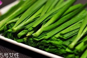 韭菜沒熟吃了會(huì)怎么樣？生韭菜很辛辣