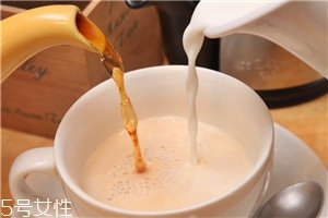 奶茶紅茶和牛奶的比例 1:1黃金比例