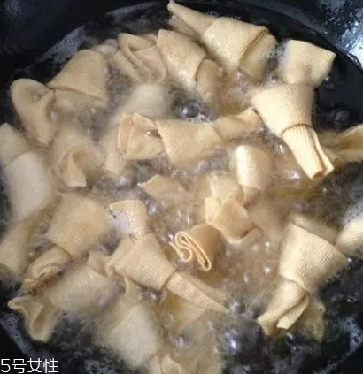 豆腐皮能油炸嗎？火候太猛容易炸糊