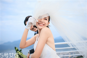 新娘發(fā)型圖片2018款教程 結婚的時候給化妝師看