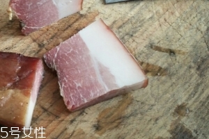 煙熏臘肉是熟的嗎？是生肉腌制的