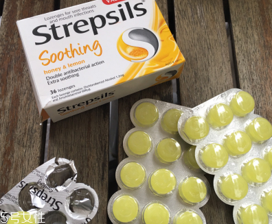 strepsils是什么藥？strepsils治什么?。?></p><p>慢性咽炎</p><p>咽喉是臟腑的門(mén)戶(hù)，臟腑虛火上升就會(huì)熏擾到咽喉，熱氣凝結(jié)不散，就會(huì)讓嗓子不舒服了，出現(xiàn)喉嚨干，喉嚨癢，有痰咳不出來(lái)的感覺(jué)，再加上一些外邪的入侵和刺激，嗓子會(huì)更加不舒服，然后逐步發(fā)展為慢性咽炎了。所以，可用中藥瑤山咽炎靈進(jìn)行系統(tǒng)性地調(diào)理</p><p>感冒</p><p>感冒是呼吸道受病毒感染，可以引起喉嚨痛。</p><p>咽喉炎</p><p>咽喉炎可以引起喉嚨痛。最好不要吸煙和飲酒，盡可能飲用流質(zhì)，避免刺激咽喉部，服用阿司匹林或阿司匹林替代品可以解除不適，如48小時(shí)內(nèi)不見(jiàn)好轉(zhuǎn)，請(qǐng)去醫(yī)院就診。</p><p>看了以上的文字描述小編希望多多少少對(duì)你是有些幫助的，生活中這些小癥狀可能不會(huì)引起我們的重視，常常就是由于我們的不重視而加重我們的病情，小編在這里提醒各位讀者一定要多多注意自己的身體，面對(duì)疾病早發(fā)現(xiàn)早治療。</p>		</div>
<div align=