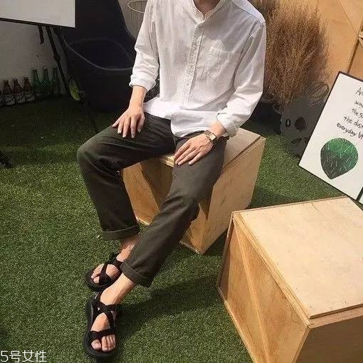 男生去海邊穿什么衣服好看 男生去海邊玩穿衣搭配